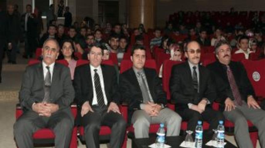 "Akif, ahlak ve d&uuml;r&uuml;stl&uuml;k timsali olarak anıtlaşmıştır"