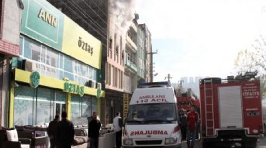 Koltuk imalathanesinde &ccedil;ıkan yangında iki kişi yaralandı