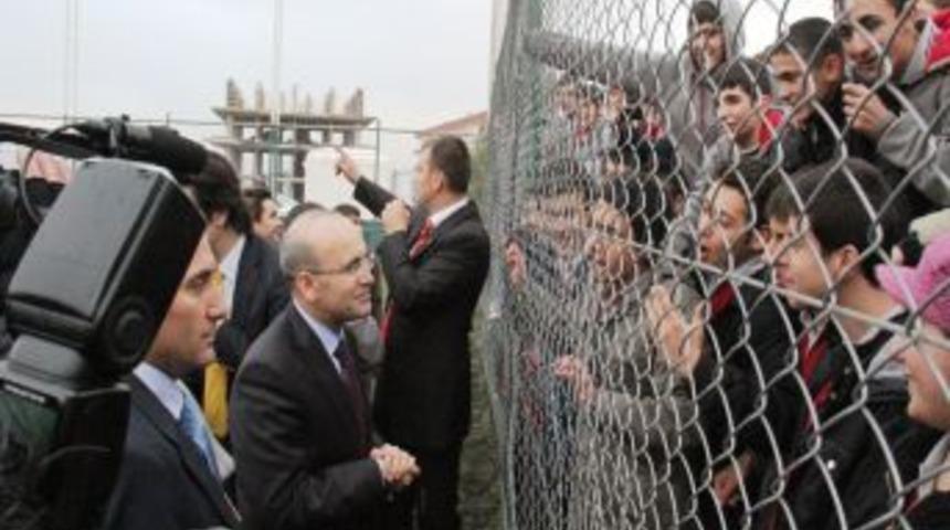 Mardin'de kupa dağıtan Bakan Şimşek, yasa sorusuna cevap vermedi