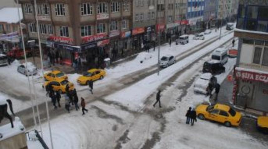Hakkari'de 137 k&ouml;y ile 375 mezra yolu ulaşıma kapandı