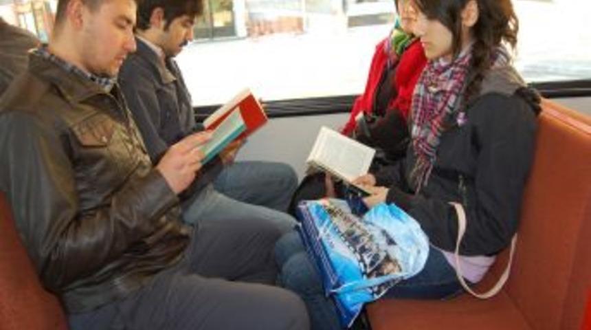 Kitap okunmamasını eleştirip, tramvayda eylem yaptılar