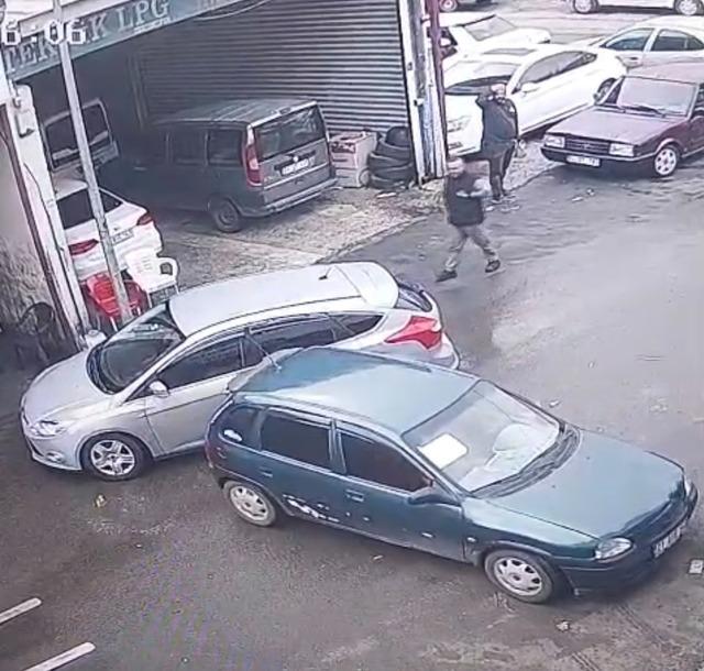 Diyarbakır’da iki aracın çarpışma anı güvenlik kamerasına yansıdı 1