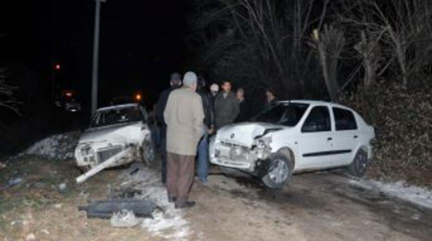 K&uuml;tahya'da trafik kazası: 3 yaralı