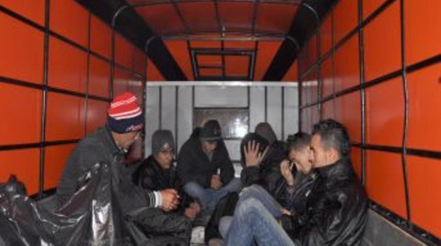 Kamyonet kasasındaki ka&ccedil;ak yolculuk Edirne&rsquo;de son buldu