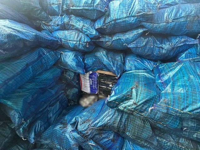Siirt’te kömür çuvallarının arasına gizlenmiş 10 bin 250 paket kaçak sigara ele geçirildi 2