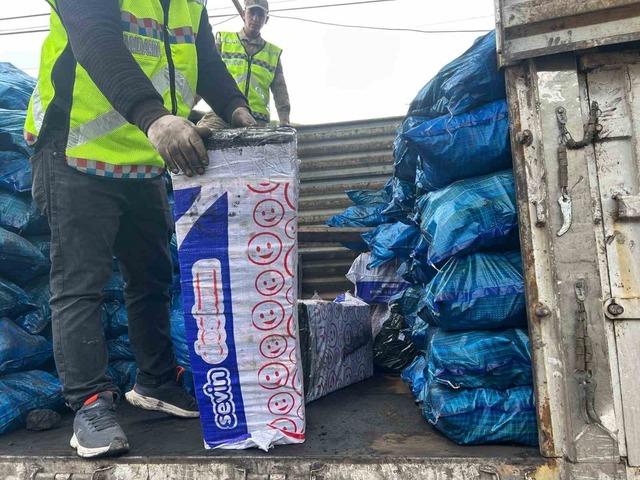 Siirt’te kömür çuvallarının arasına gizlenmiş 10 bin 250 paket kaçak sigara ele geçirildi 1