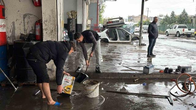 Diyarbakır’da iş yerleri sular altında kaldı 1
