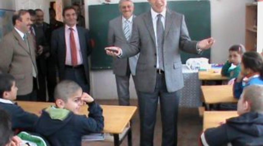 Erbaa Kaymakamı &Ccedil;akır, tadilata alınan okulu gezdi