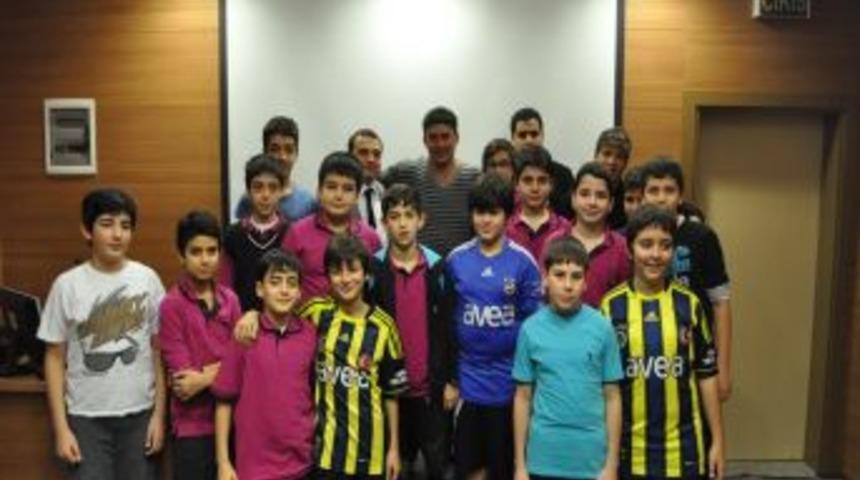 &Uuml;nl&uuml; futbolcu Capone, Ufuk Okulları'nı ziyaret etti