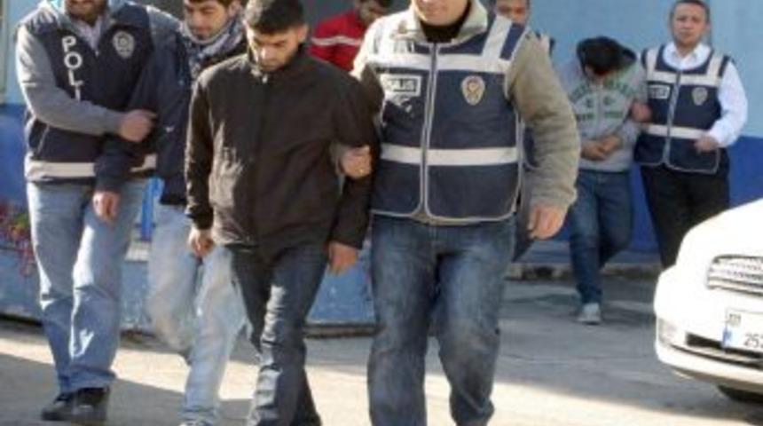 Tornavida ile &ouml;ld&uuml;r&uuml;len gencin katil zanlıları yakalandı