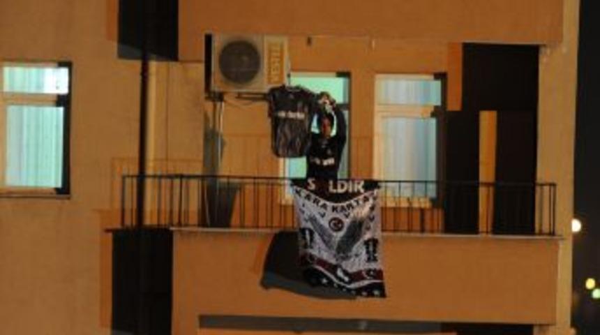 Metris lojmanlarında Beşiktaş bayrağı