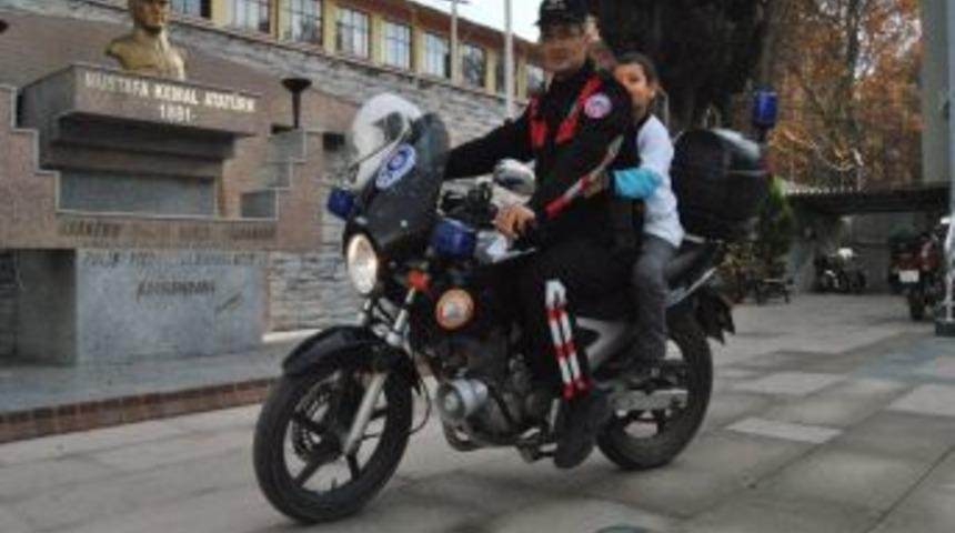 Polisin nasıl &ccedil;alıştığını &ouml;ğrenip '&Ccedil;ocuk Polisi Kimlik Kartı'nı kaptılar