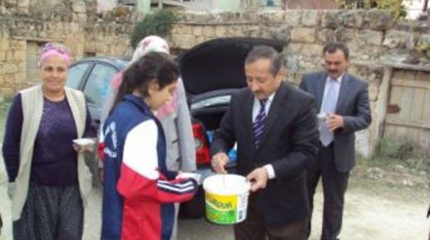 Depremzedelere aşure ikram ettiler