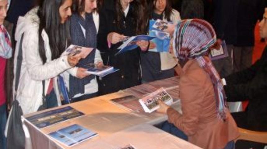 Bayburt &Uuml;niversitesi standına, eğitim g&uuml;nleri fuarında ilgi