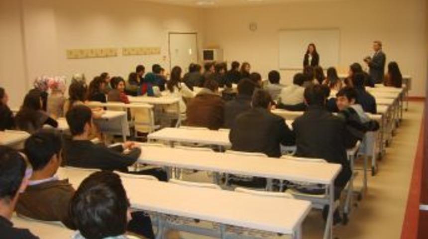 Kolej &ouml;ğrencileri, &uuml;niversitede derse girdi