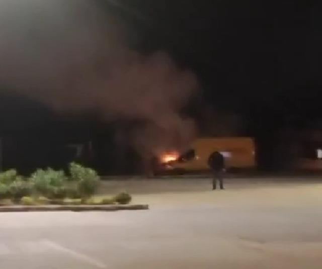 Denizli’de kargo aracı alev aldı 2