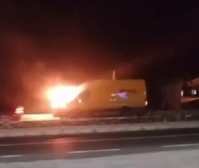 Denizli’de kargo aracı alev aldı 1