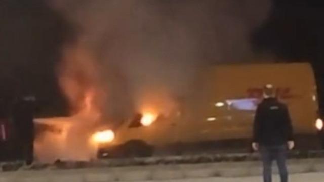 Denizli’de kargo aracı alev aldı
