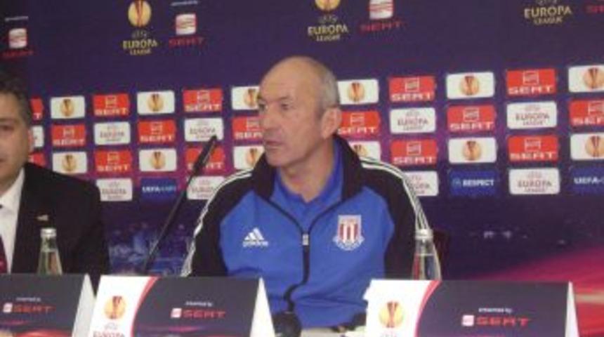 Stoke City teknik direkt&ouml;r&uuml;n&uuml; basın toplantısı i&ccedil;in UEFA yetkilileri ikna etti