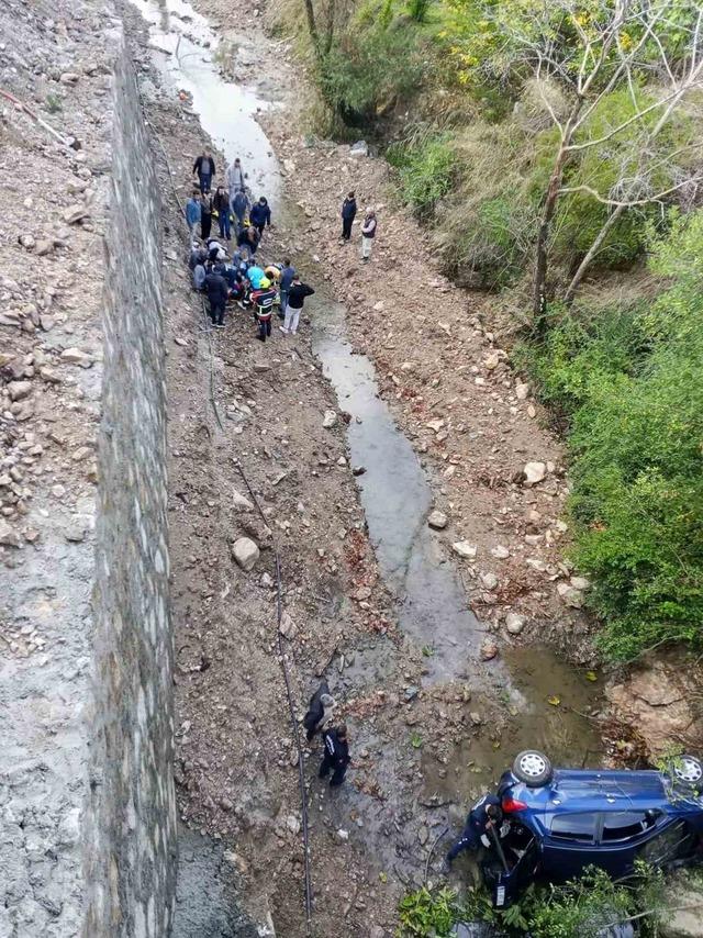 Kontrolden çıkan otomobil dereye uçtu: 3 yaralı 2