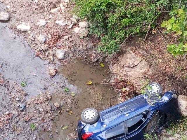 Kontrolden çıkan otomobil dereye uçtu: 3 yaralı