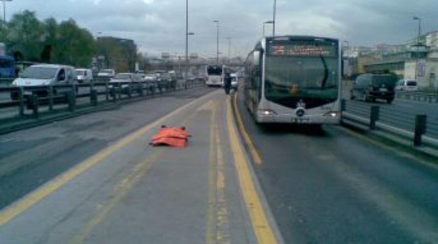 Metrob&uuml;s durağında &ouml;len vatandaşa bakmak i&ccedil;in sıraya girdiler