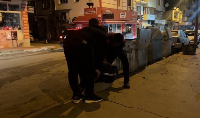Motosikletinin çalındığını iddia eden alkollü şahıs, yoldan geçen otomobili polis aracı sanıp saldırdı 5