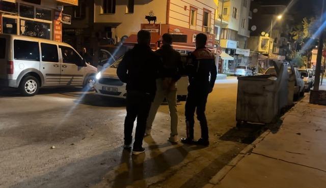 Motosikletinin çalındığını iddia eden alkollü şahıs, yoldan geçen otomobili polis aracı sanıp saldırdı 4