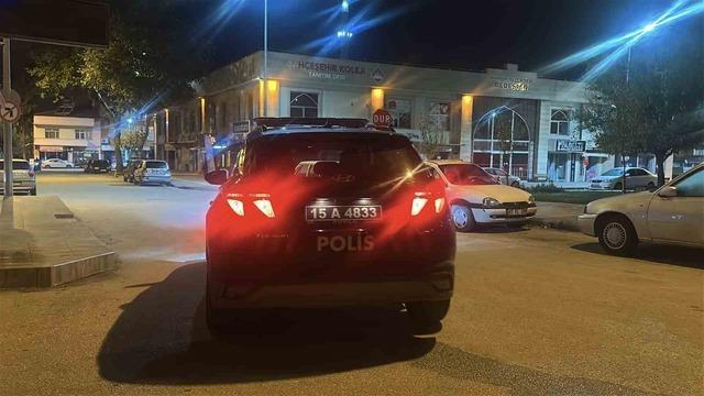 Motosikletinin çalındığını iddia eden alkollü şahıs, yoldan geçen otomobili polis aracı sanıp saldırdı 3