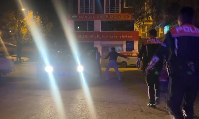 Motosikletinin çalındığını iddia eden alkollü şahıs, yoldan geçen otomobili polis aracı sanıp saldırdı 1