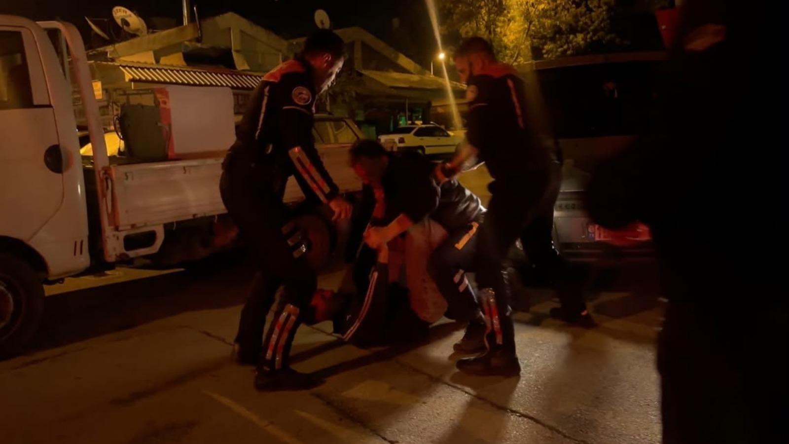 Motosikletinin çalındığını iddia eden alkollü şahıs, yoldan geçen otomobili polis aracı sanıp saldırdı