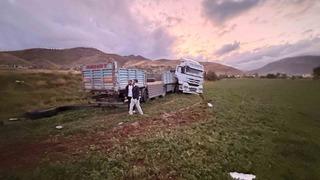 Van’da tır şarampole yuvarlandı: 2 yaralı