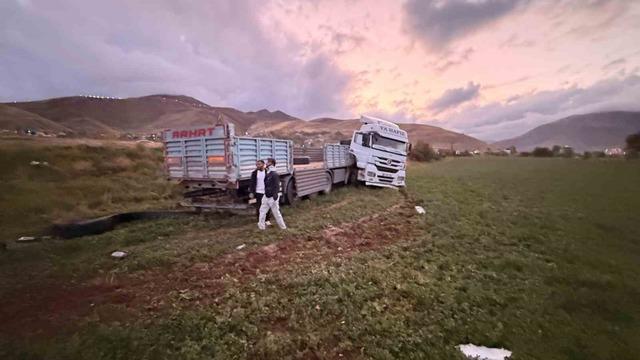 Van’da tır şarampole yuvarlandı: 2 yaralı