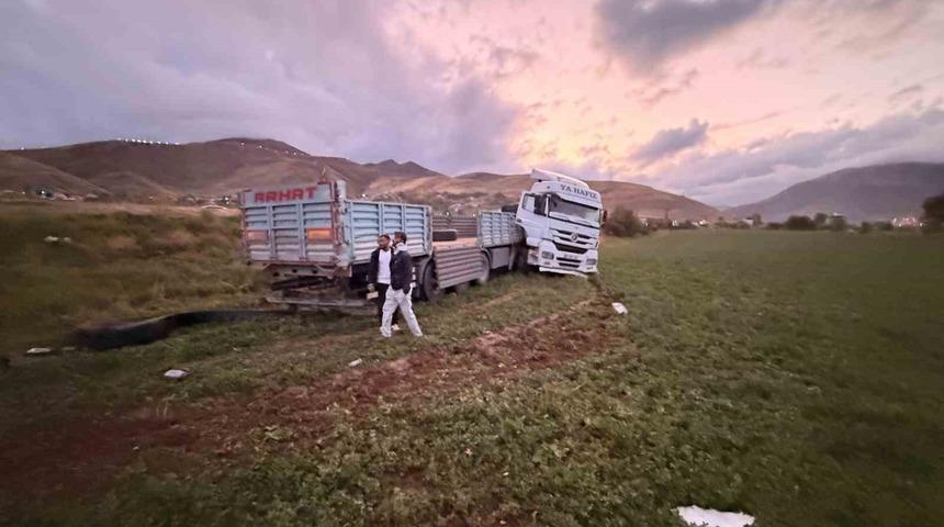 Van’da tır şarampole yuvarlandı: 2 yaralı