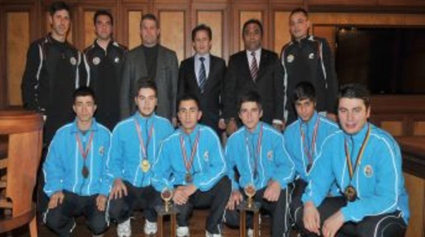 Tuzlalı şampiyonlardan yeni şampiyonluk s&ouml;z&uuml;