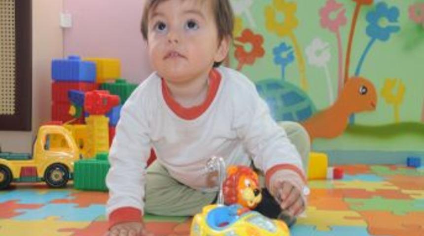 Hastanenin i&ccedil;ine kurulan park sayesinde &ccedil;ocuklar doktor korkusunu yendi