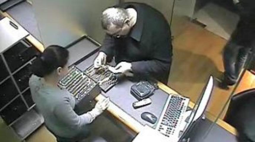 G&uuml;rcistanlı hırsız g&uuml;venlik kamerasında