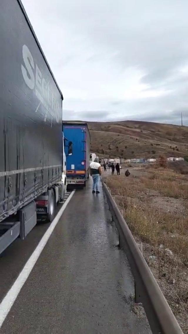 Erzincan-Erzurum yolunda yağış nedeniyle kontrolden çıkan tırlar çarpıştı, ulaşım durdu 1