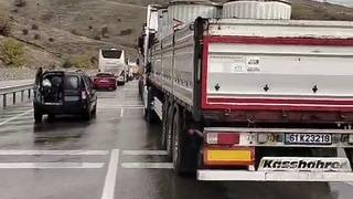 Son dakika: Erzincan-Erzurum yolunda yağış nedeniyle kontrolden &ccedil;ıkan tırlar &ccedil;arpıştı, ulaşım durdu