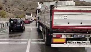 Erzincan-Erzurum yolunda yağış nedeniyle kontrolden çıkan tırlar çarpıştı, ulaşım durdu