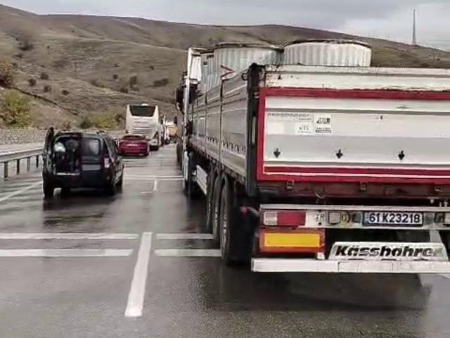 Erzincan-Erzurum yolunda yağış nedeniyle kontrolden çıkan tırlar çarpıştı, ulaşım durdu