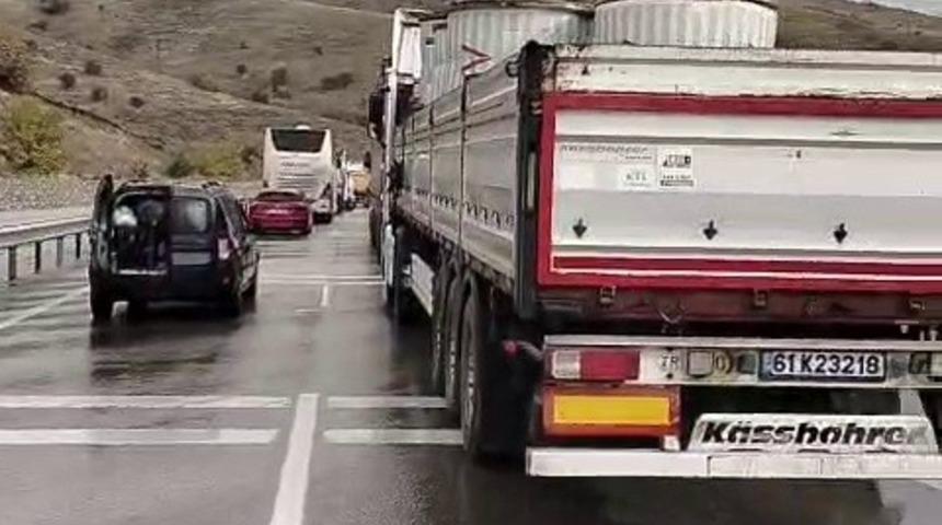 Erzincan-Erzurum yolunda yağış nedeniyle kontrolden çıkan tırlar çarpıştı, ulaşım durdu