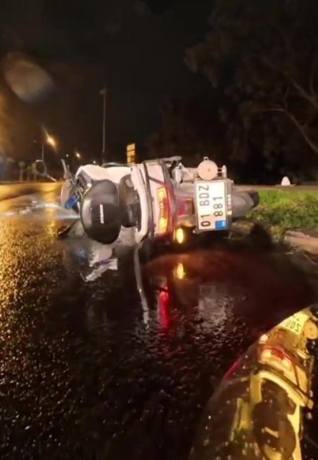 Hafif ticari araç ile motosiklet kavşakta çarpıştı 1