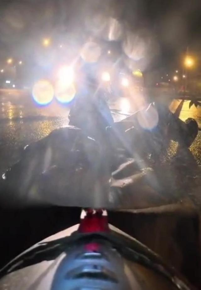 Hafif ticari araç ile motosiklet kavşakta çarpıştı 2