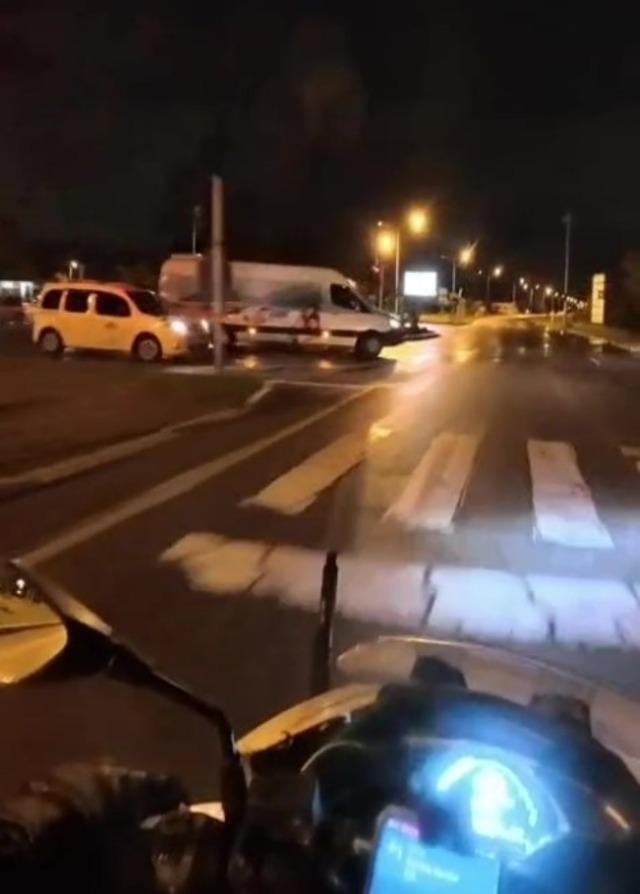 Hafif ticari araç ile motosiklet kavşakta çarpıştı 3