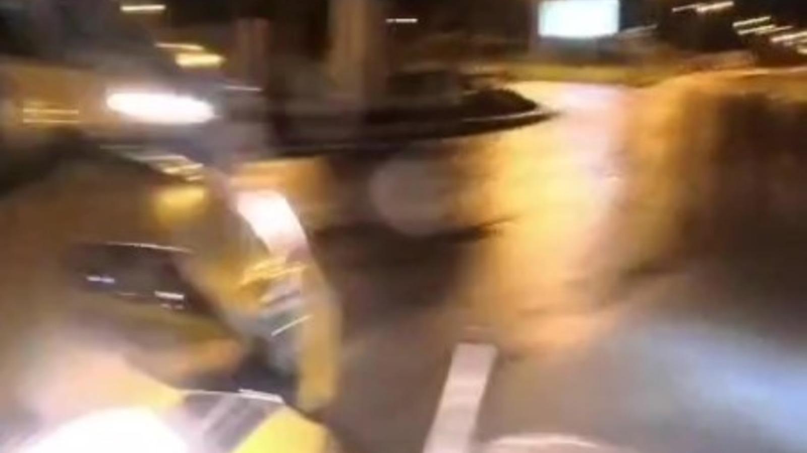 Hafif ticari araç ile motosiklet kavşakta çarpıştı