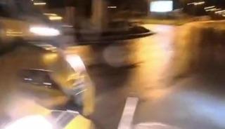 Hafif ticari araç ile motosiklet kavşakta çarpıştı