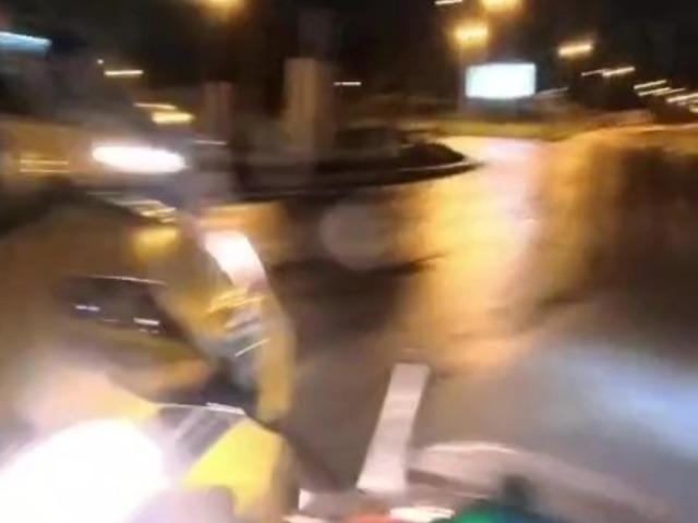Hafif ticari araç ile motosiklet kavşakta çarpıştı