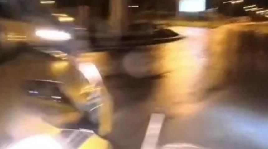 Hafif ticari araç ile motosiklet kavşakta çarpıştı