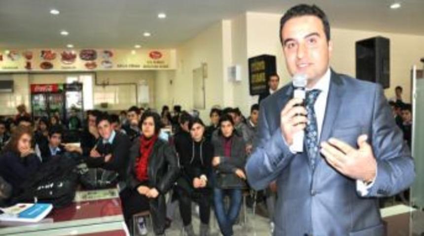 'Kariyer G&uuml;nleri'nde konuşan Kaymakam Budan, hatıralarını &ouml;ğrencilerle paylaştı